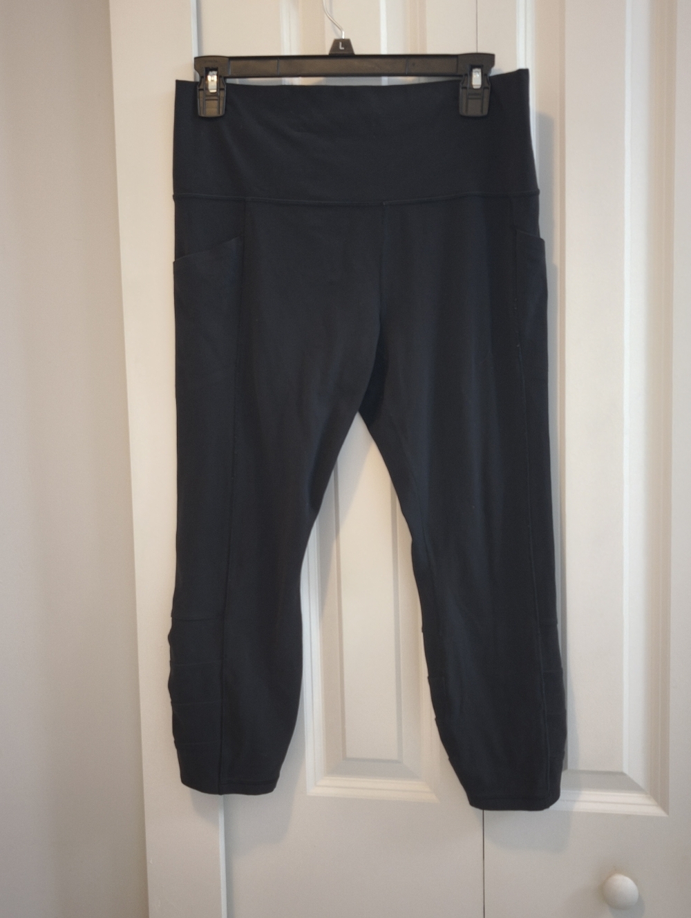 Athleta Black Salutation Stash Pocket II Cinch 7/8 Leggings